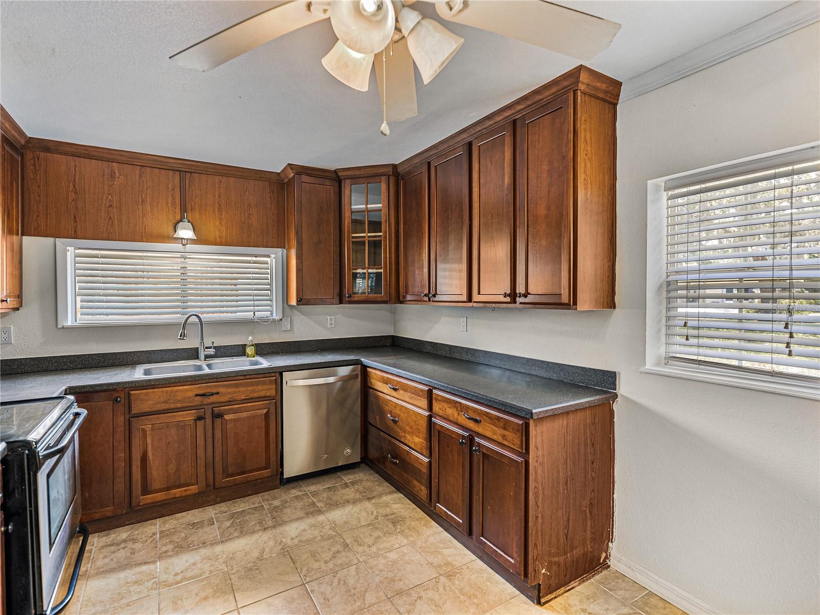Single Family Residence in DADE CITY FL 34477 POINSETTIA PLACE 18.jpg
