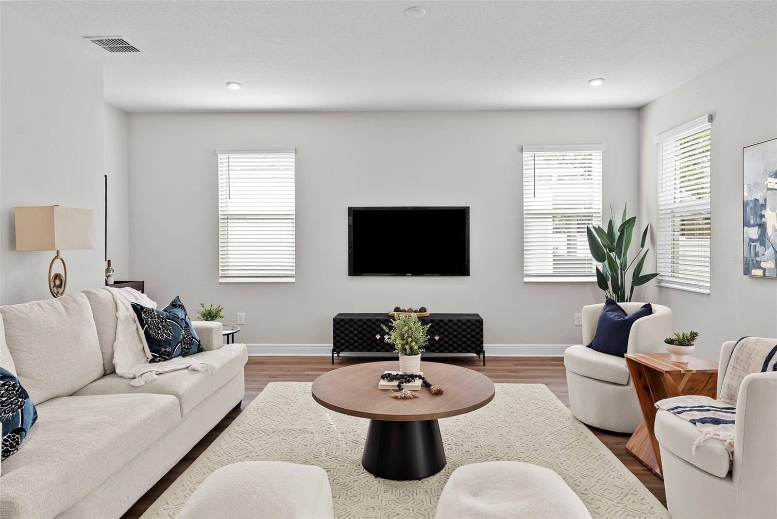 6244 29 St, Saint Petersburg, FL 33702 photo