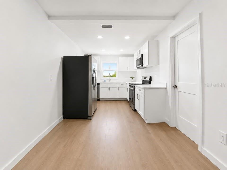 1834 New Hampshire Ave, Saint Petersburg, FL 33703 photo