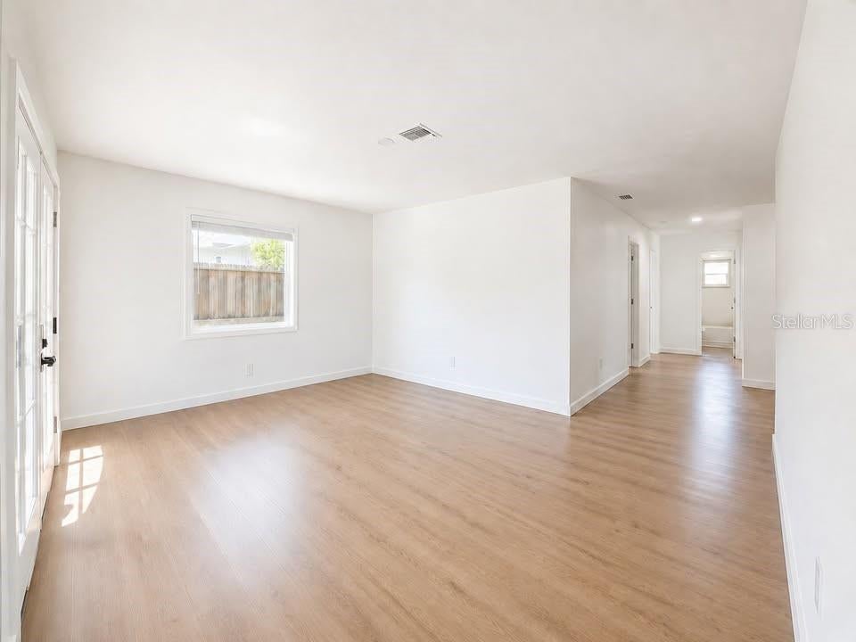 1834 New Hampshire Ave, Saint Petersburg, FL 33703 photo