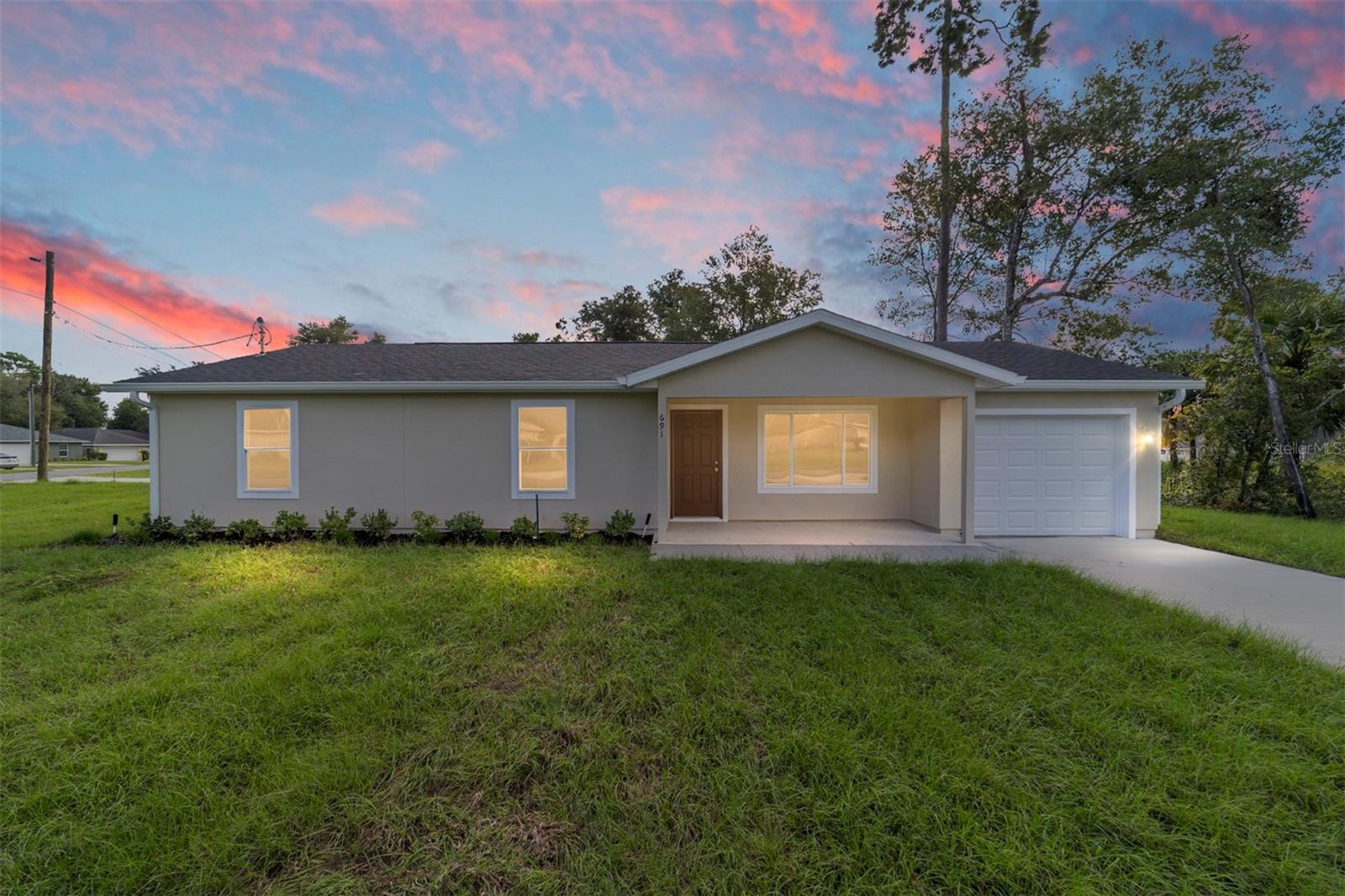 34 Maple Ln, Ocklawaha, FL 32179