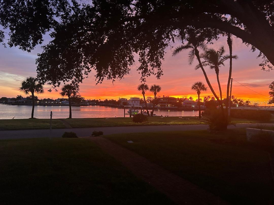 110 Sunset Dr, Saint Petersburg, FL 33707 photo