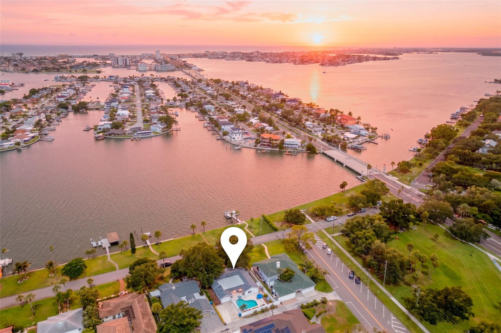 110 Sunset Dr, Saint Petersburg, FL 33707 photo