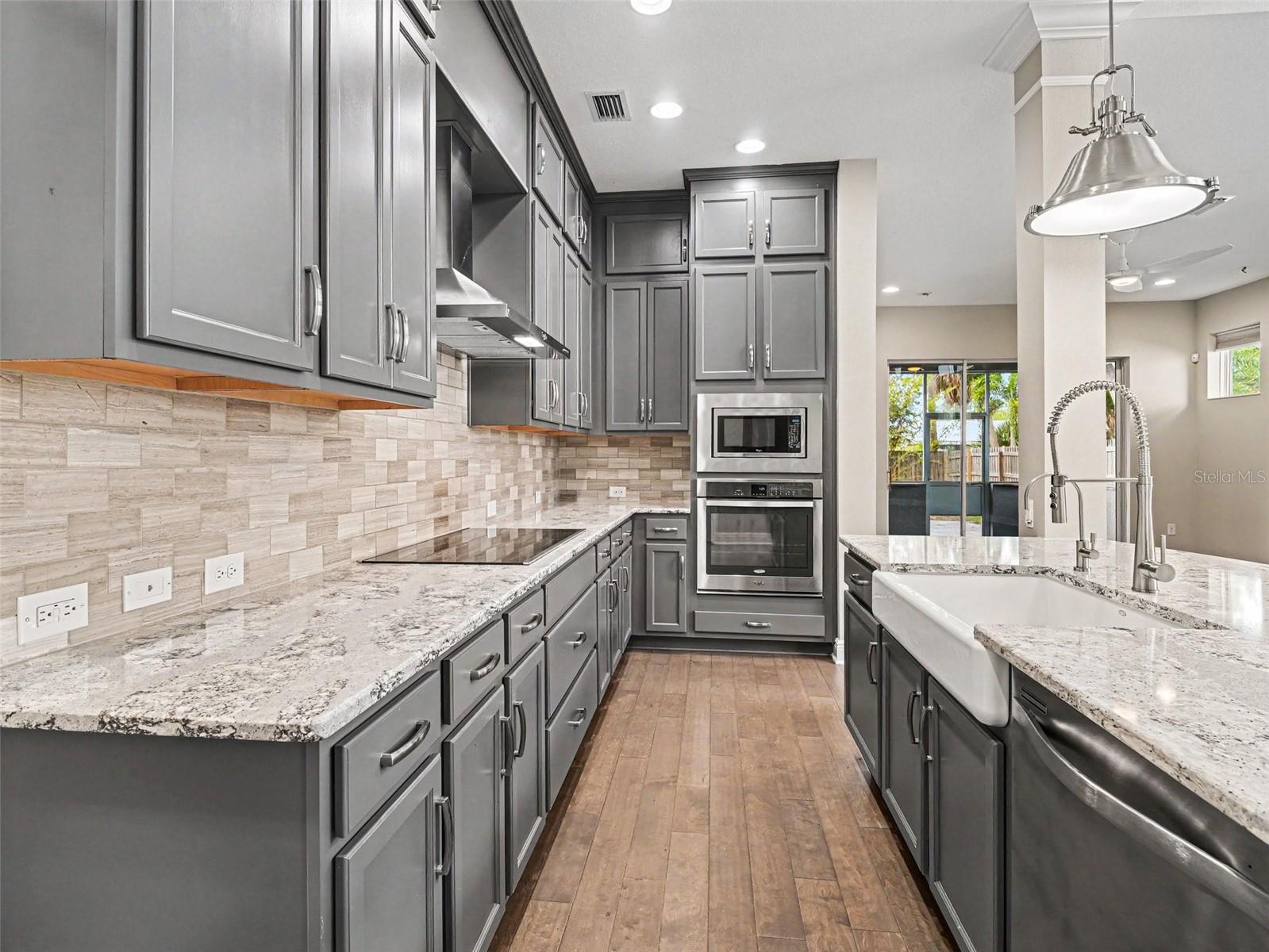 2424 Wood St, Sarasota, FL 34237 photo