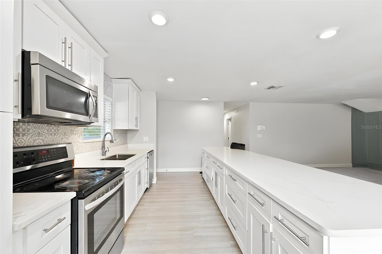 1151 55 Ave, Saint Petersburg, FL 33705 photo