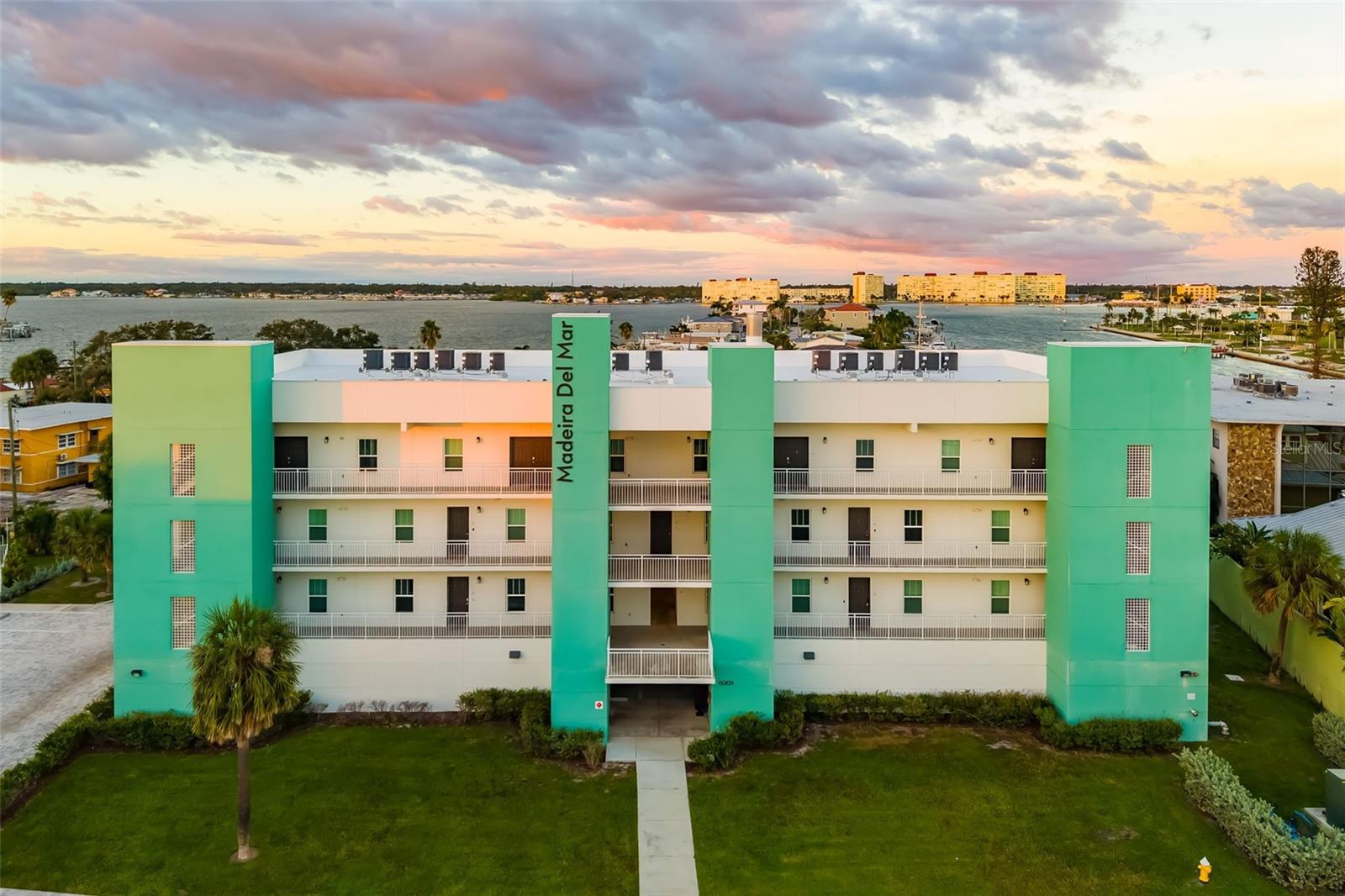 15305 1 St, Madeira Beach, FL 33708