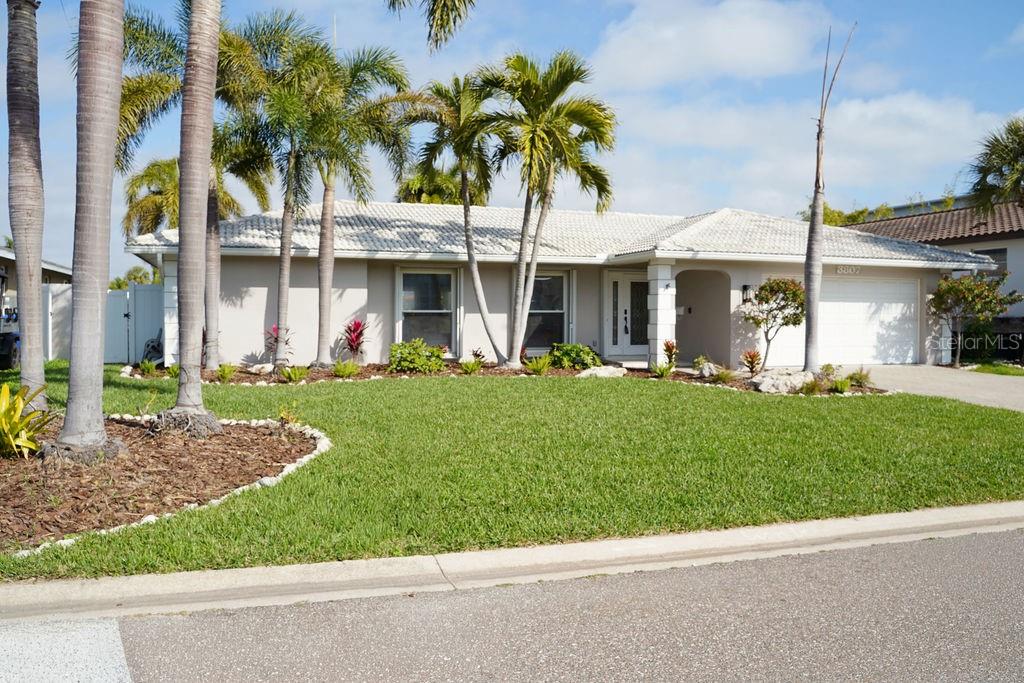 3807 48 Ave, Saint Petersburg, FL 33711 photo