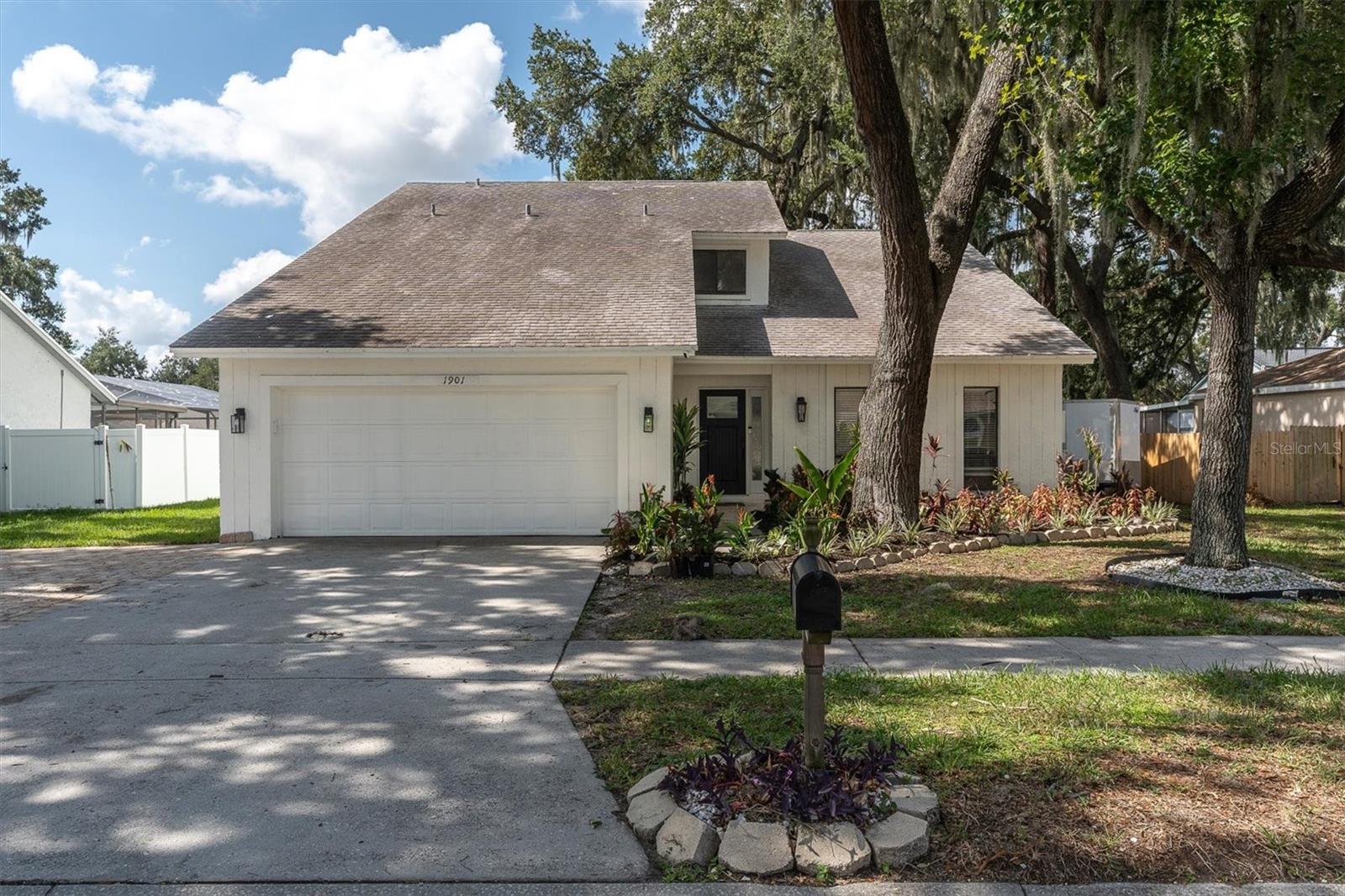 1901 Landside Dr, Valrico, FL 33594