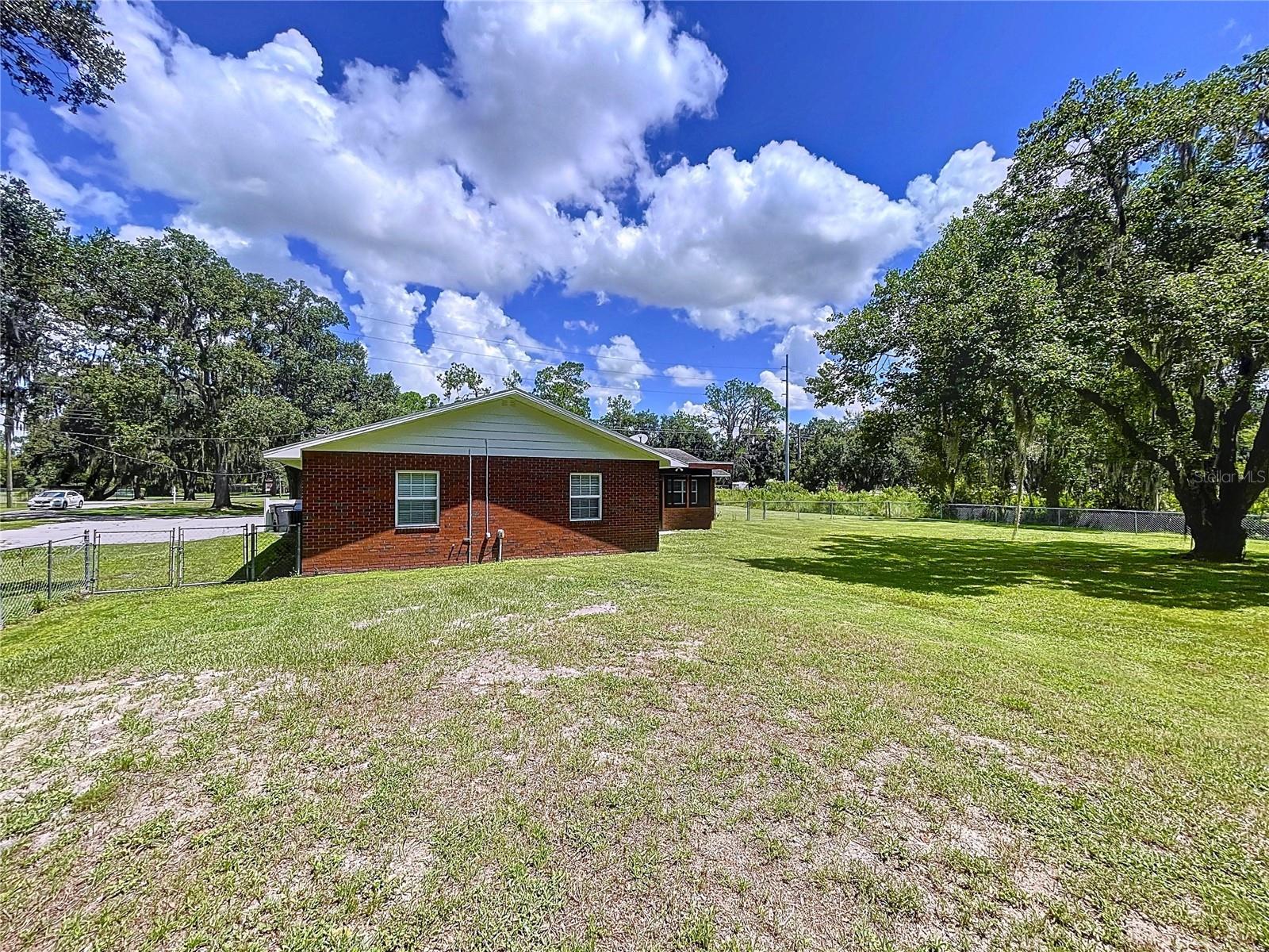 1405 Knights Griffin Rd, Plant City, FL 33565 photo