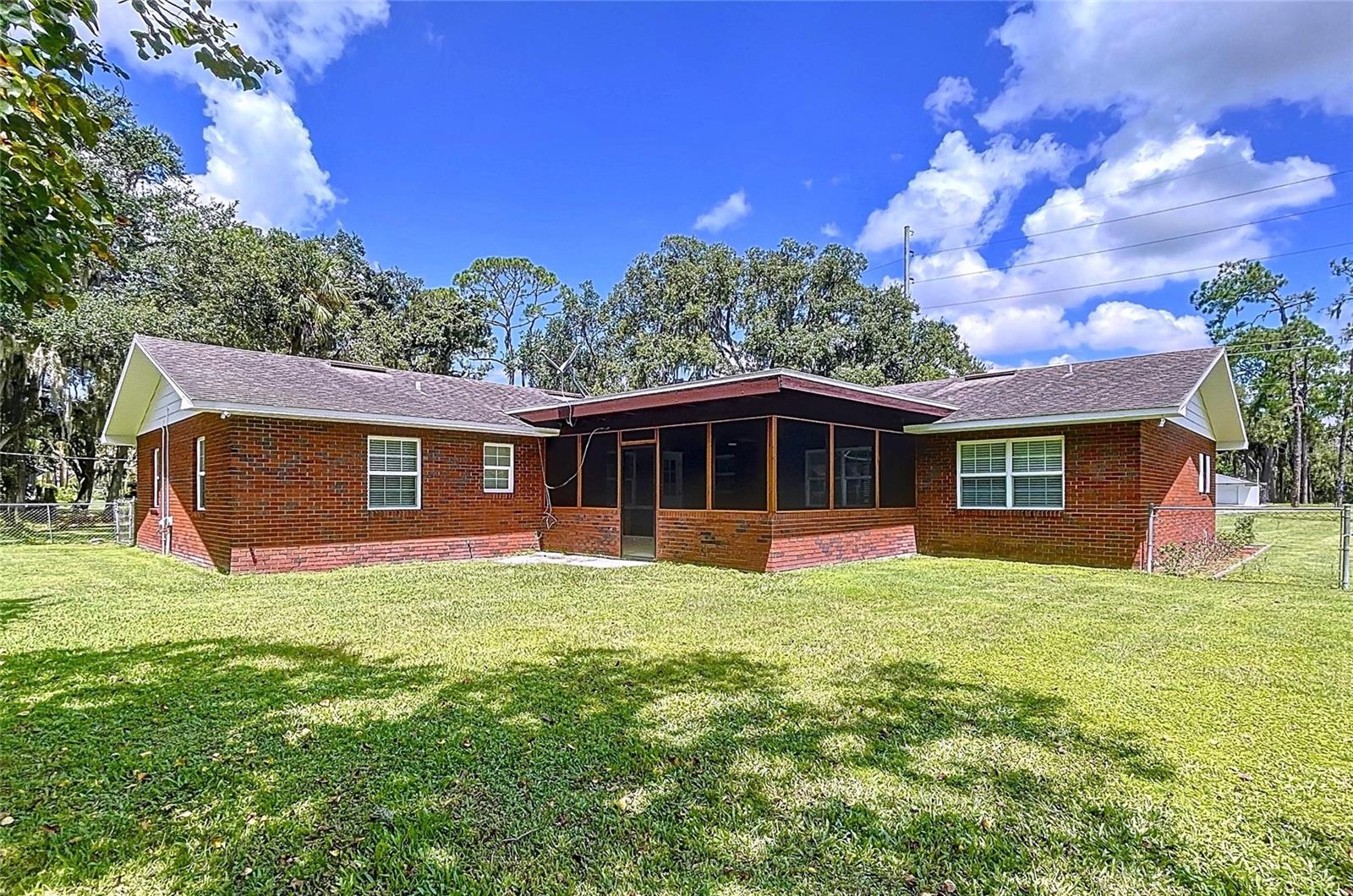 1405 Knights Griffin Rd, Plant City, FL 33565 photo
