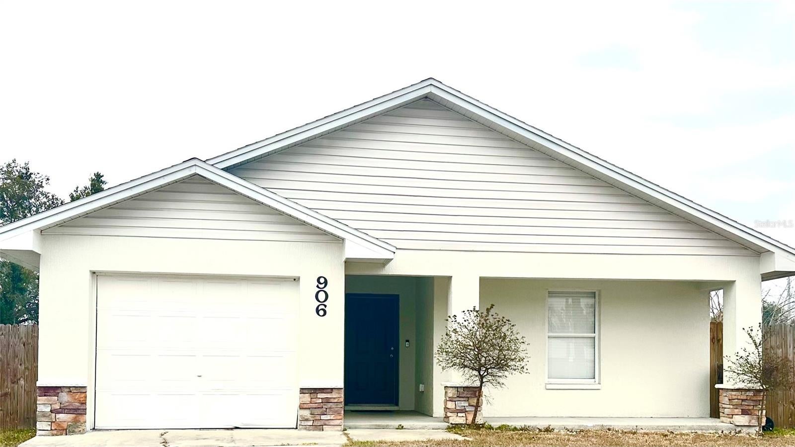 906 5 St, Mulberry, FL 33860