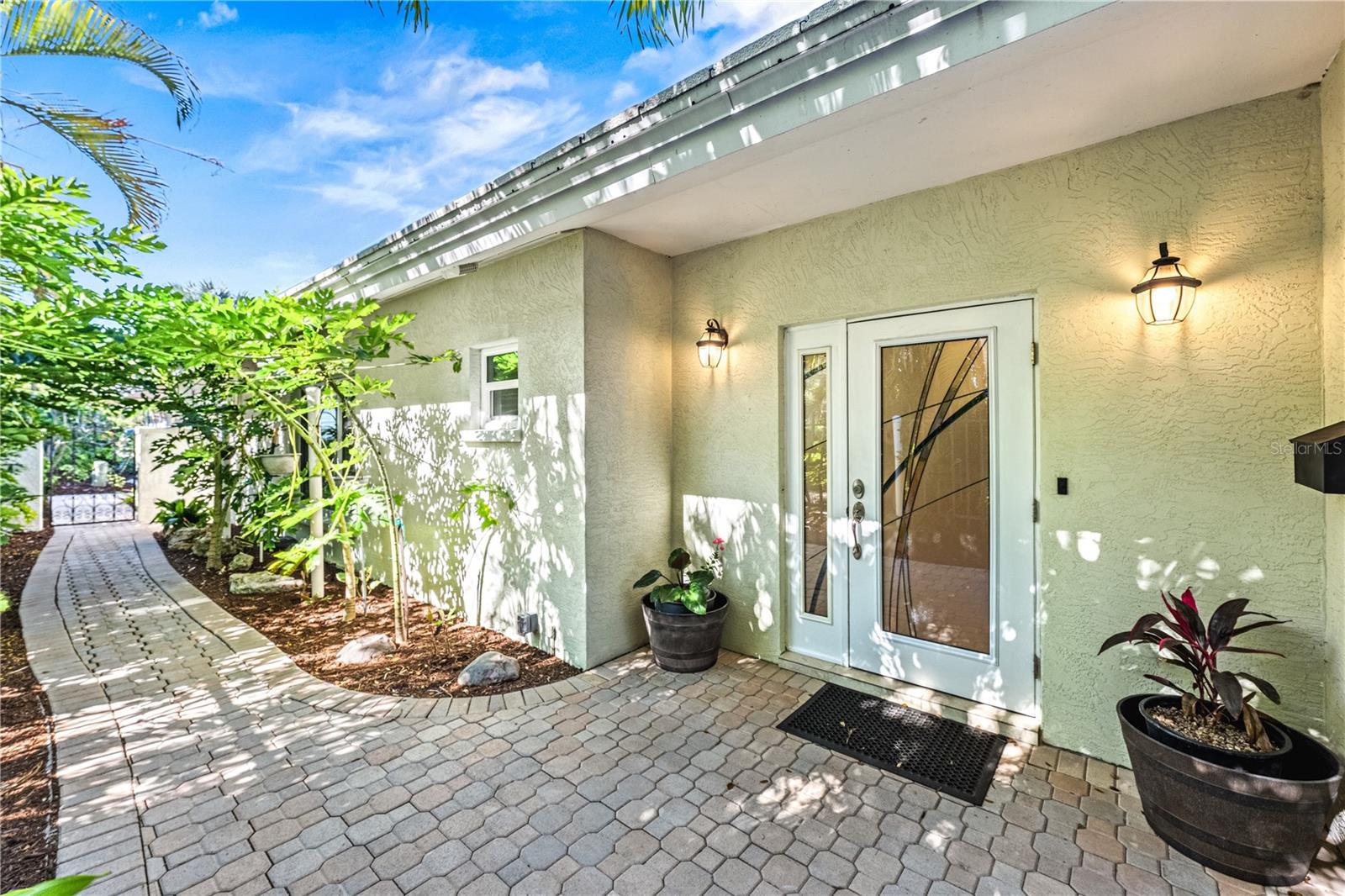 1320 Moonmist Dr, Sarasota, FL 34242