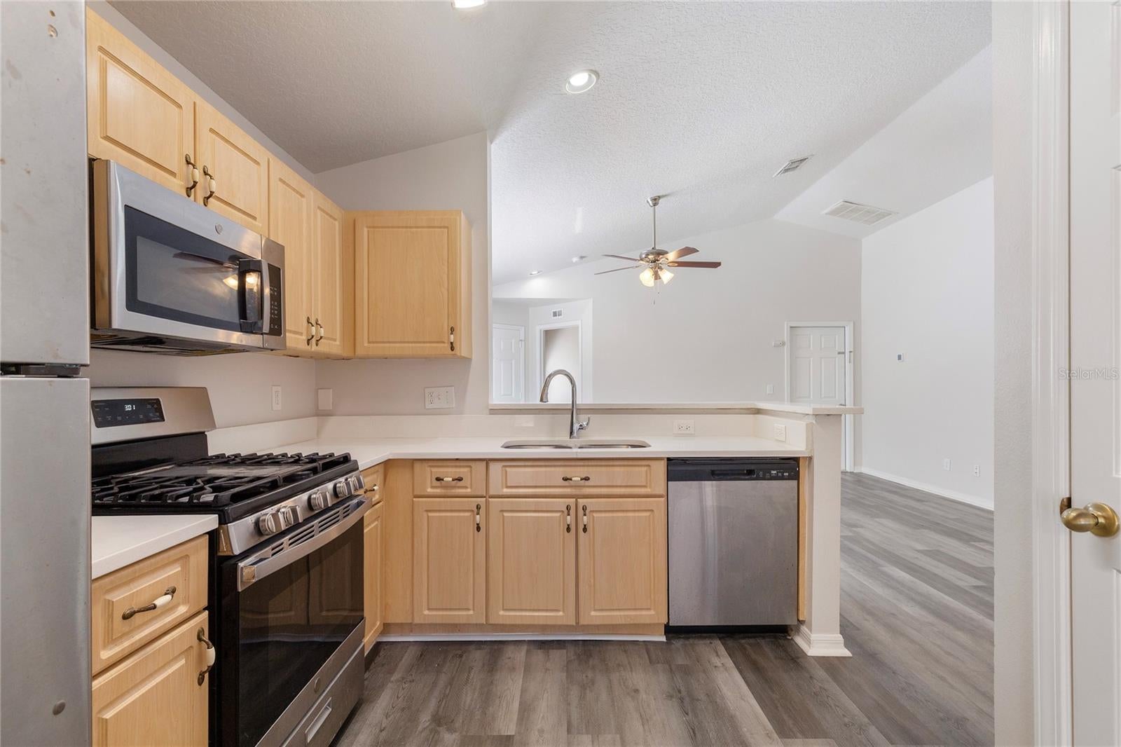 7456 Oxford Garden Cir, Apollo Beach, FL 33572 photo
