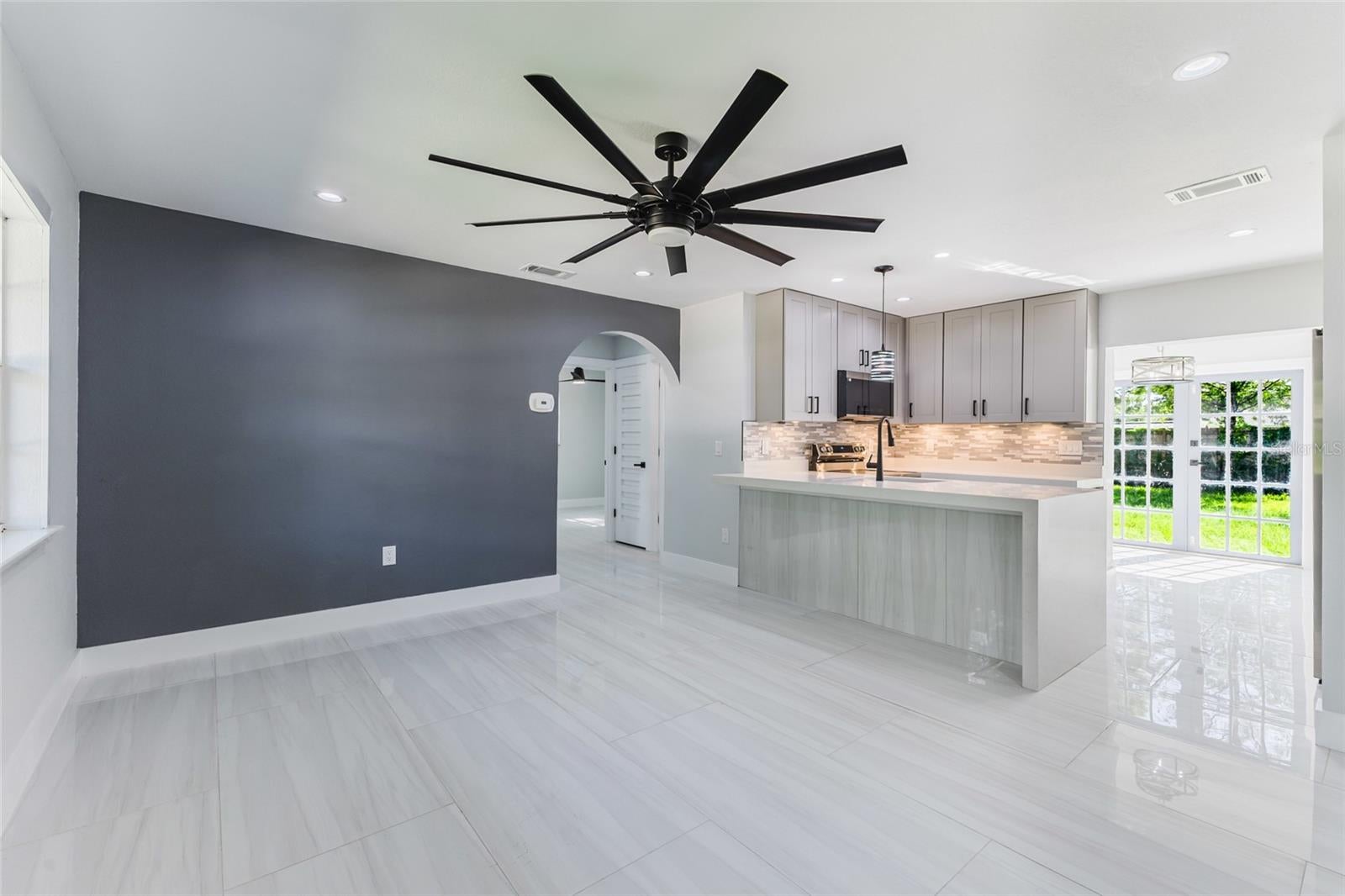 639 Hand Ave, Sarasota, FL 34232 photo