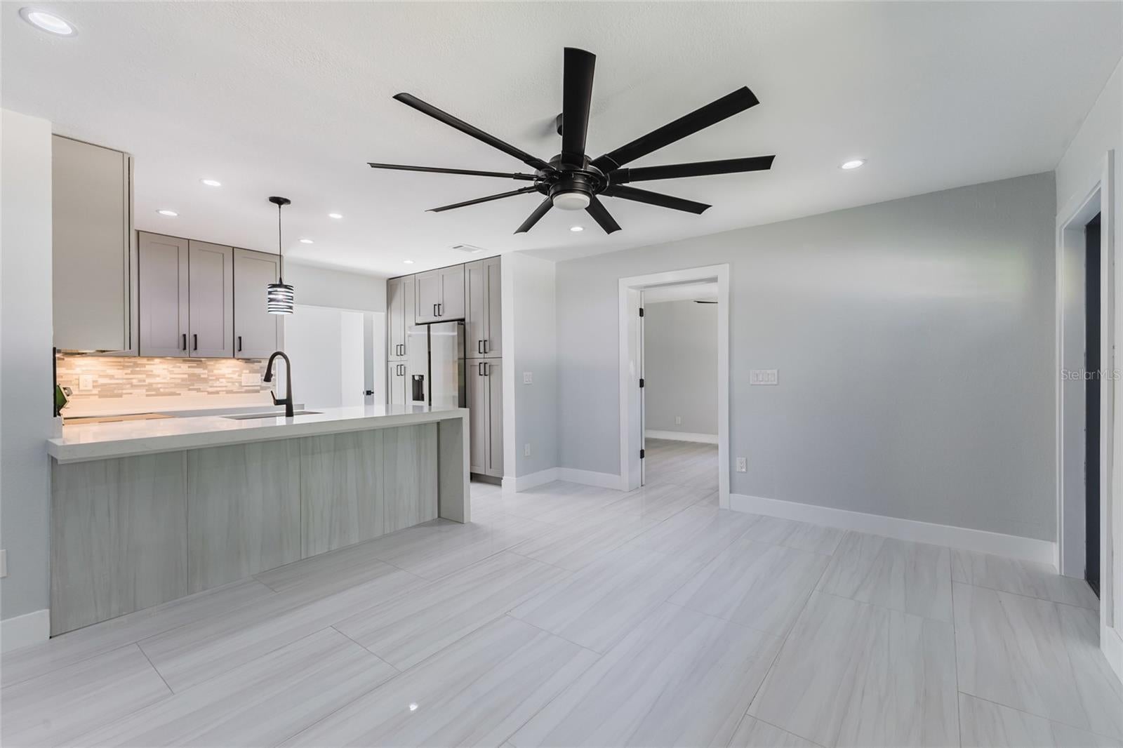 639 Hand Ave, Sarasota, FL 34232 photo