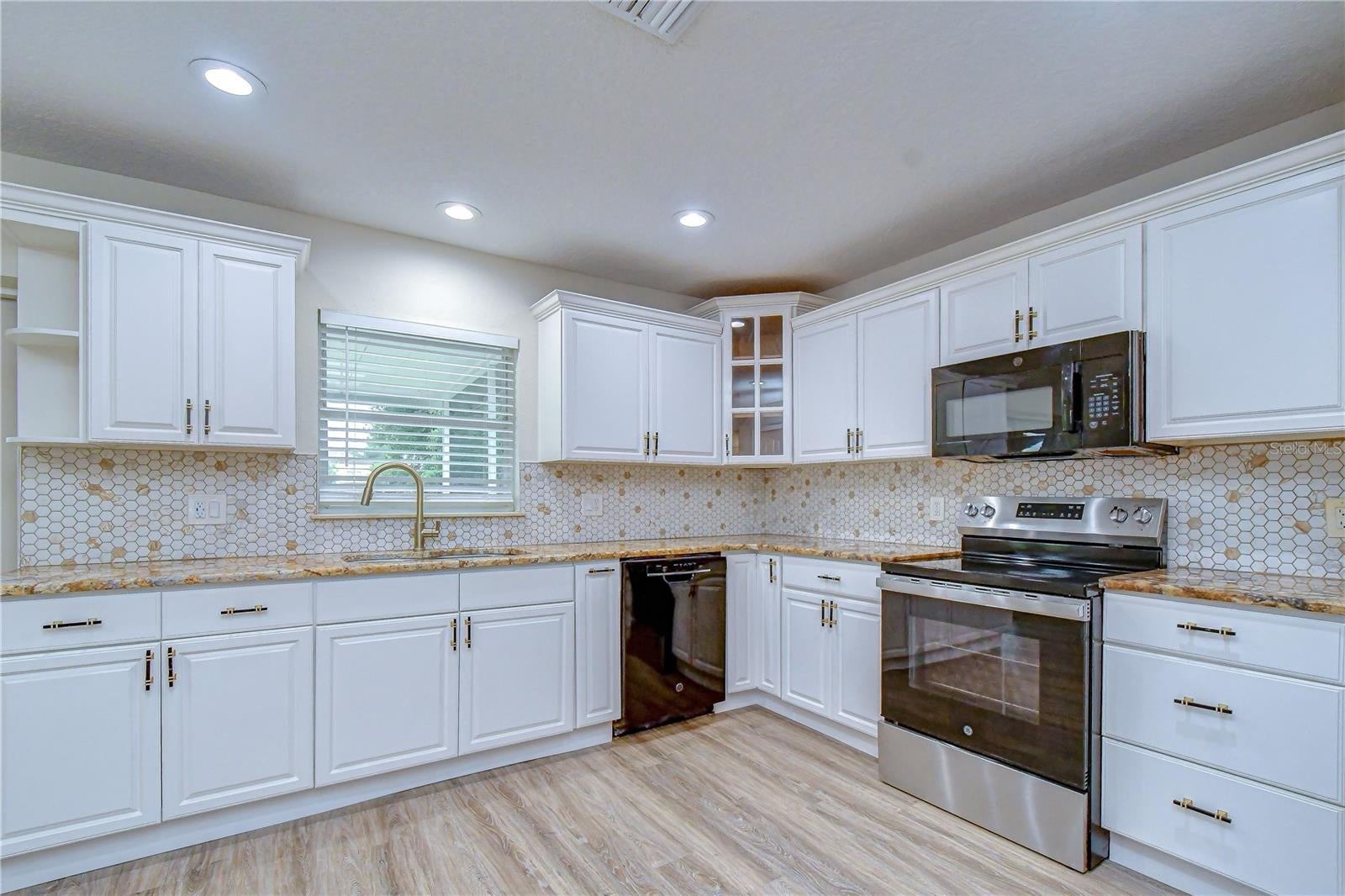 12928 Kings Lake Dr, Gibsonton, FL 33534 photo