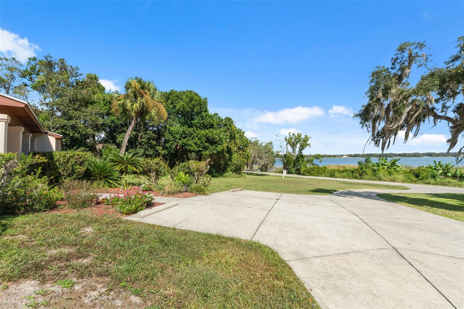 8943 Silver Lake Dr, Leesburg, FL 34788 photo