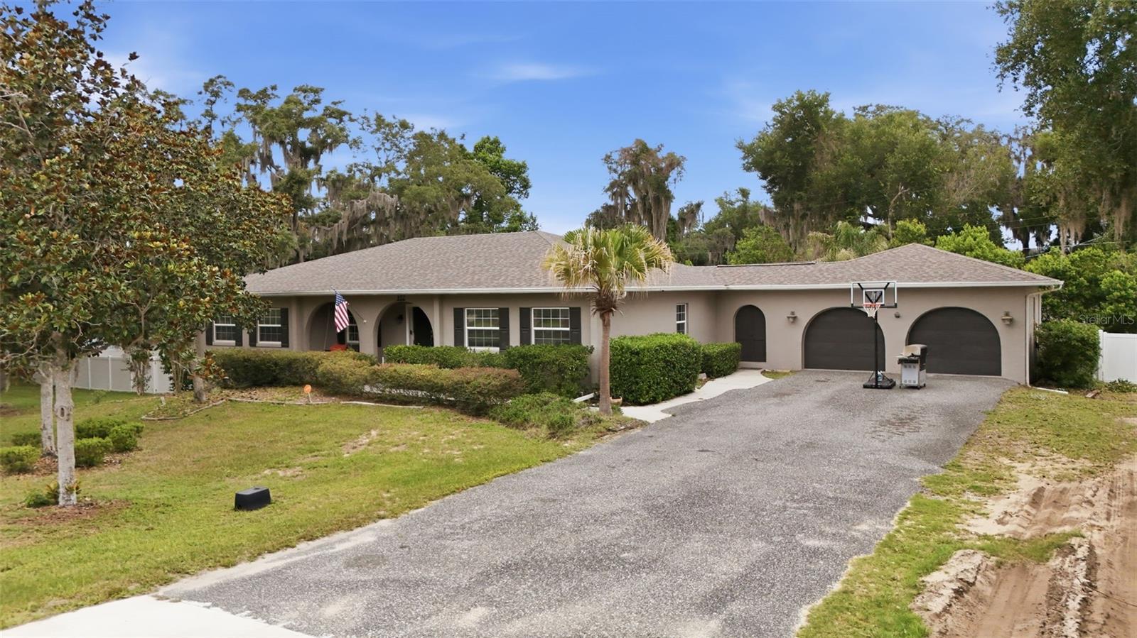 112 Gardenia St, Howey In The Hills, FL 34737