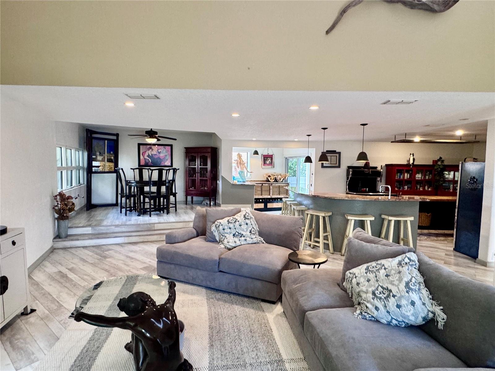 735 79 Cir, Saint Petersburg, FL 33707 photo