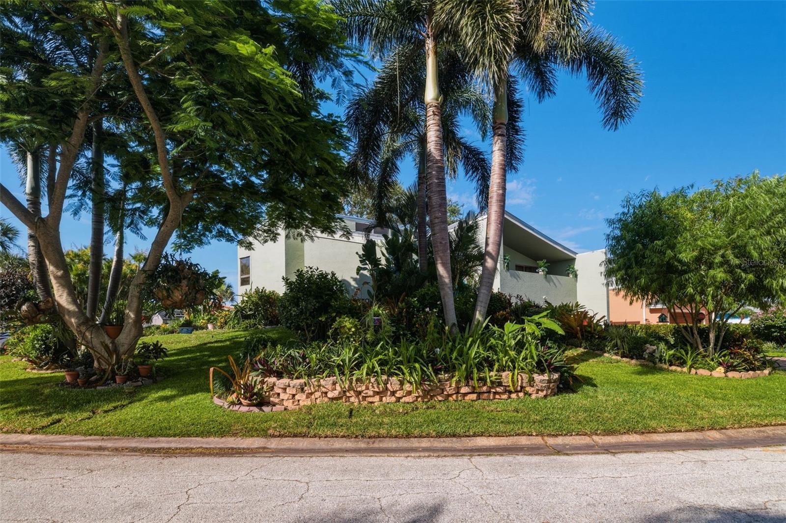 735 79 Cir, Saint Petersburg, FL 33707 photo