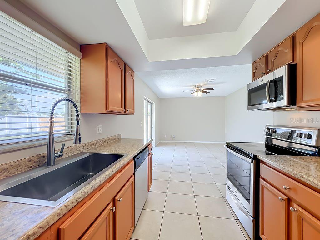 573 Benjamin Franklin Pl, Orlando, FL 32809 photo