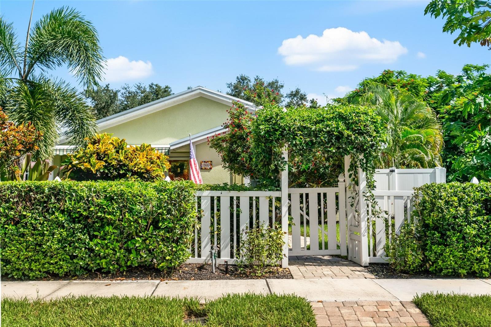 1907 Magnolia St, Sarasota, FL 34239 photo