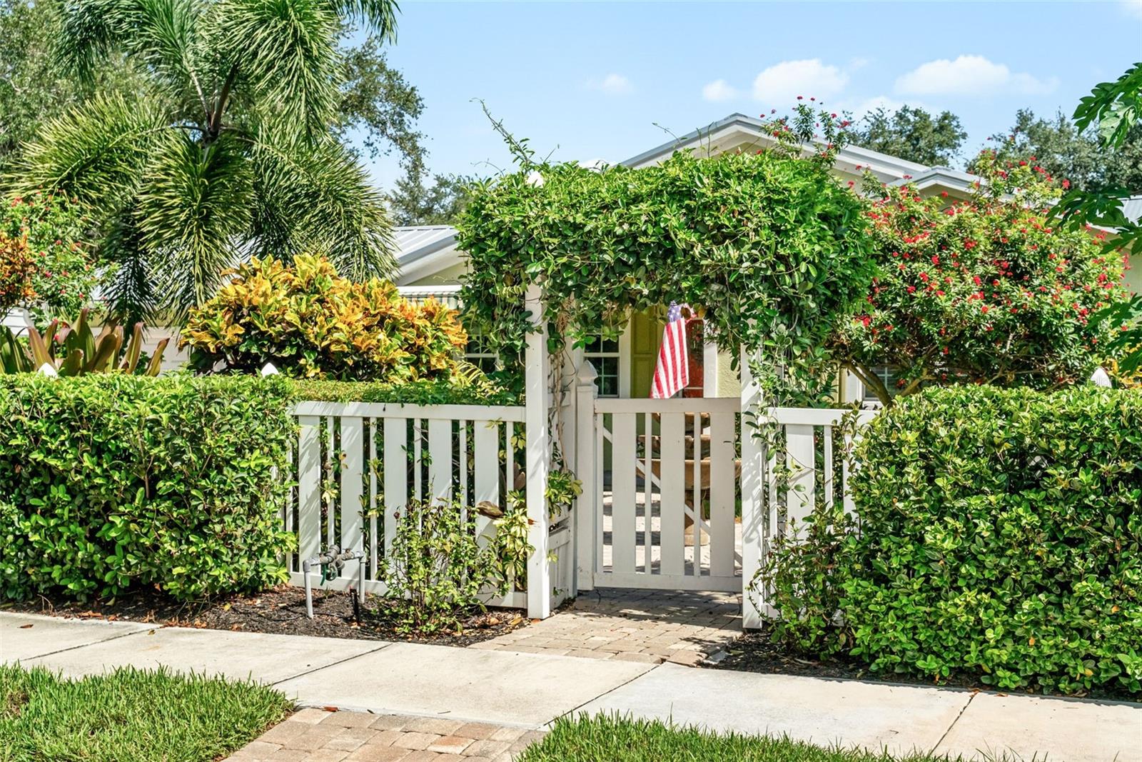 1907 Magnolia St, Sarasota, FL 34239 photo