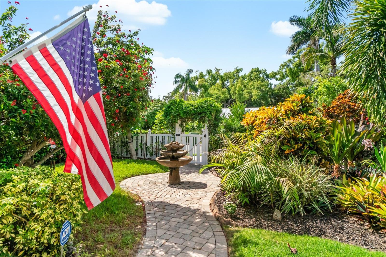 1907 Magnolia St, Sarasota, FL 34239 photo