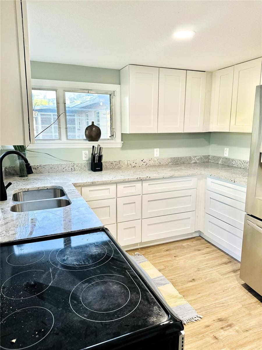 5654 12 St, Zephyrhills, FL 33542 photo