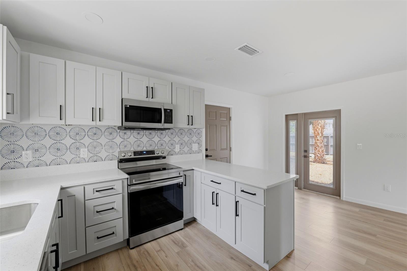 3030 5 St, Saint Petersburg, FL 33704 photo