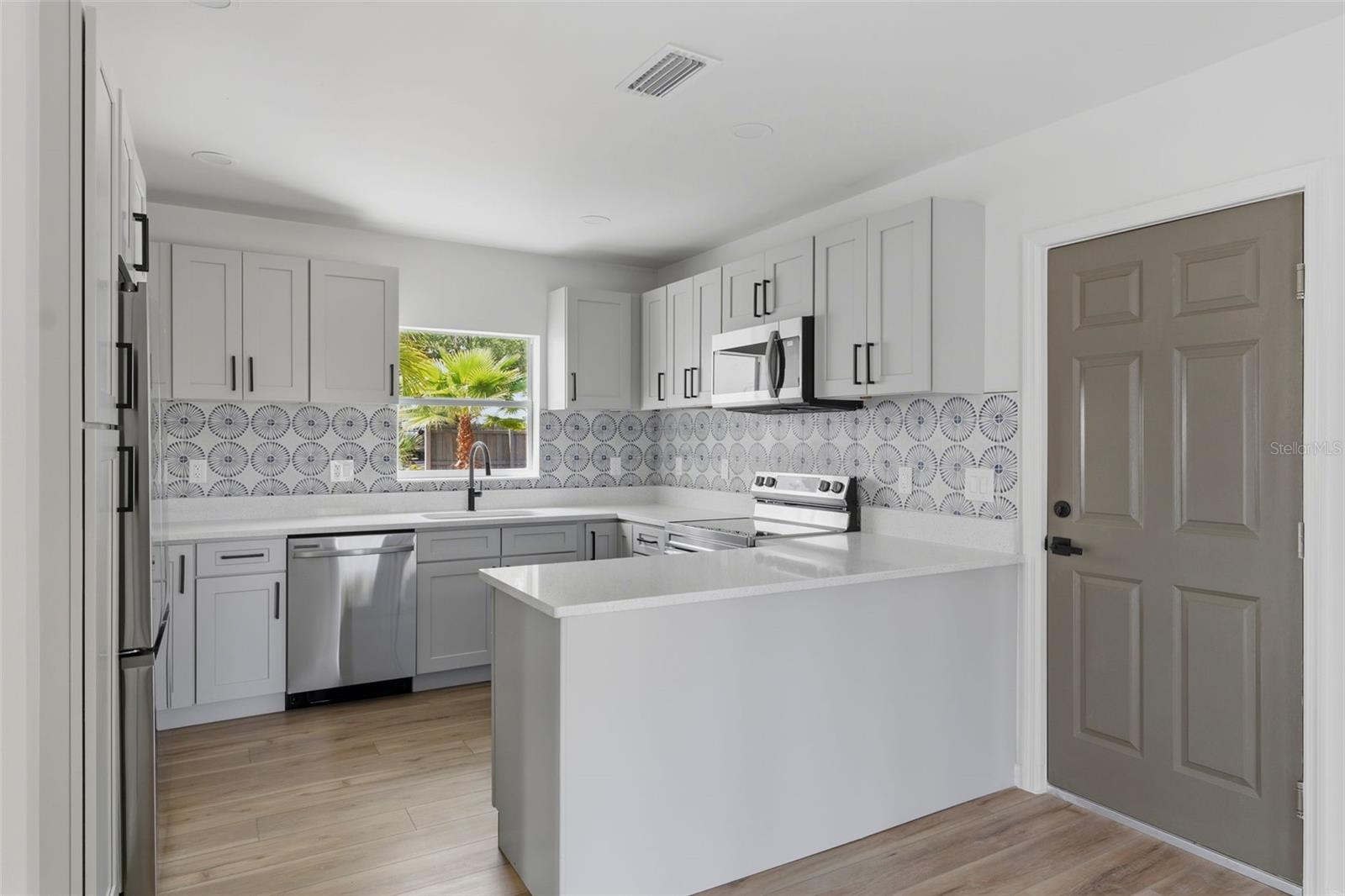3030 5 St, Saint Petersburg, FL 33704 photo