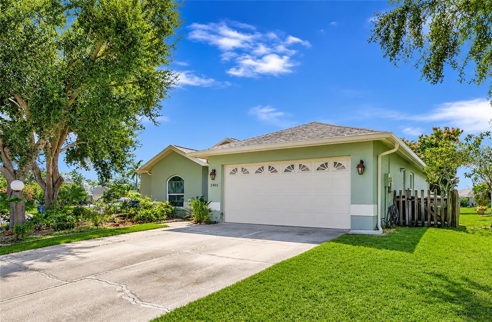 2405 Icecapade Dr, Sarasota, FL 34240 photo