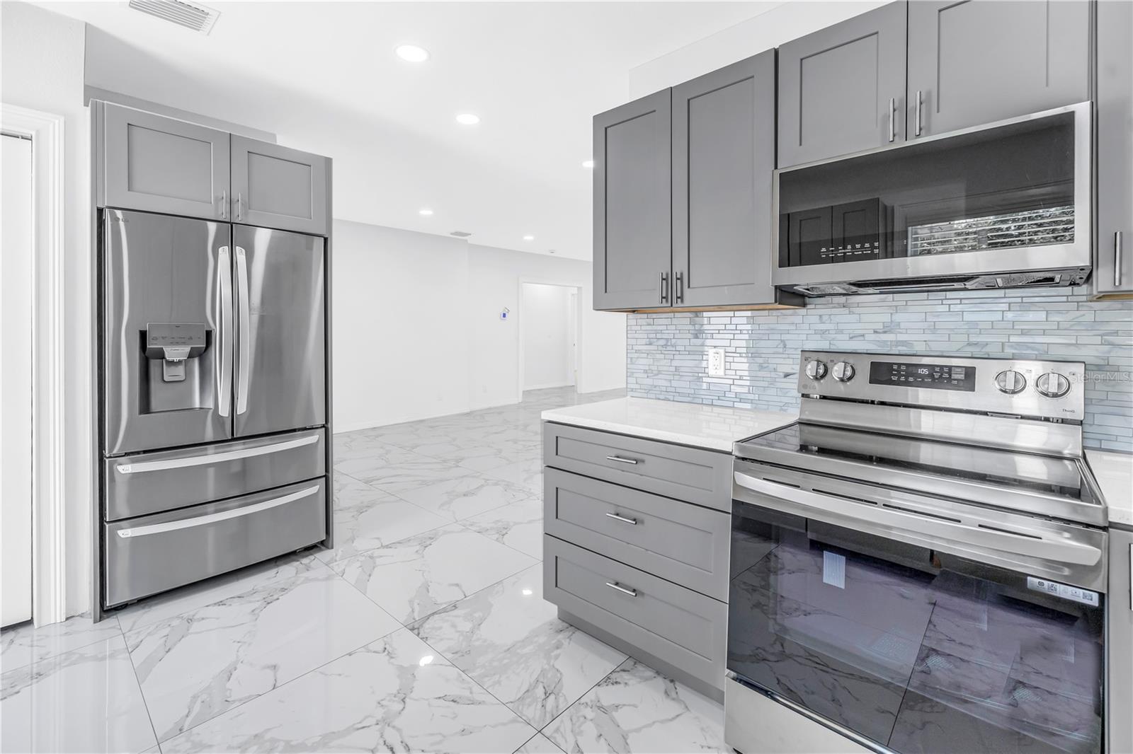 1827 16 St, Saint Petersburg, FL 33705 photo