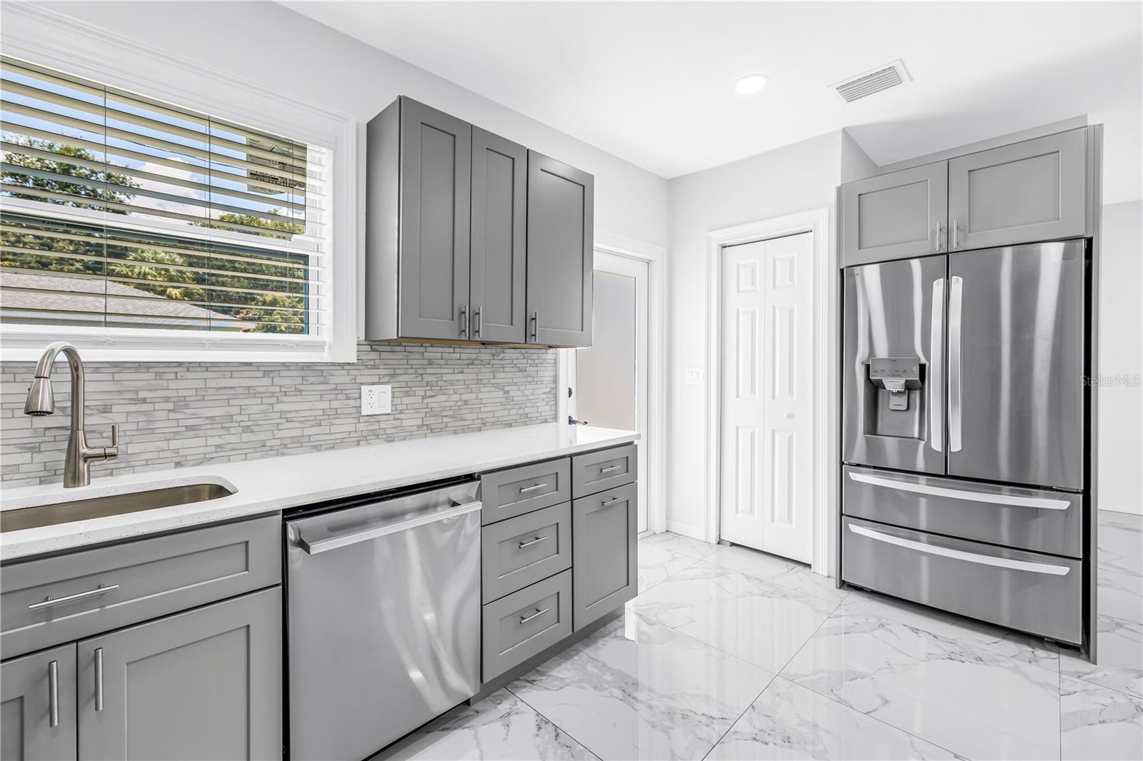 1827 16 St, Saint Petersburg, FL 33705 photo