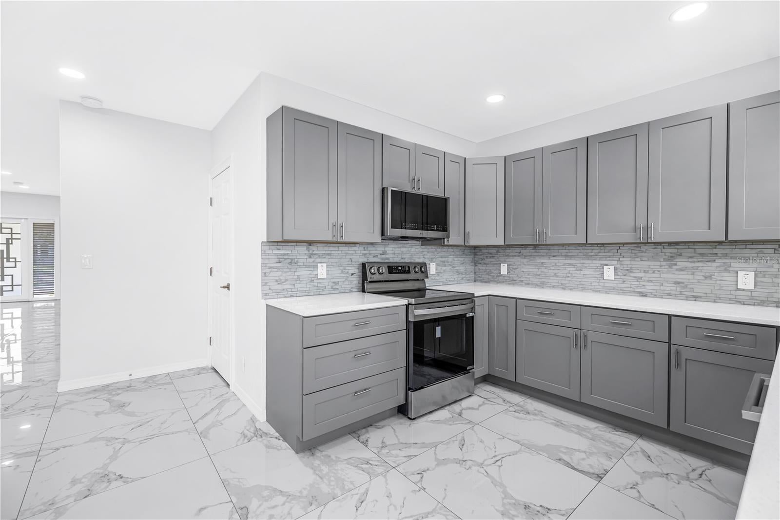 1827 16 St, Saint Petersburg, FL 33705 photo