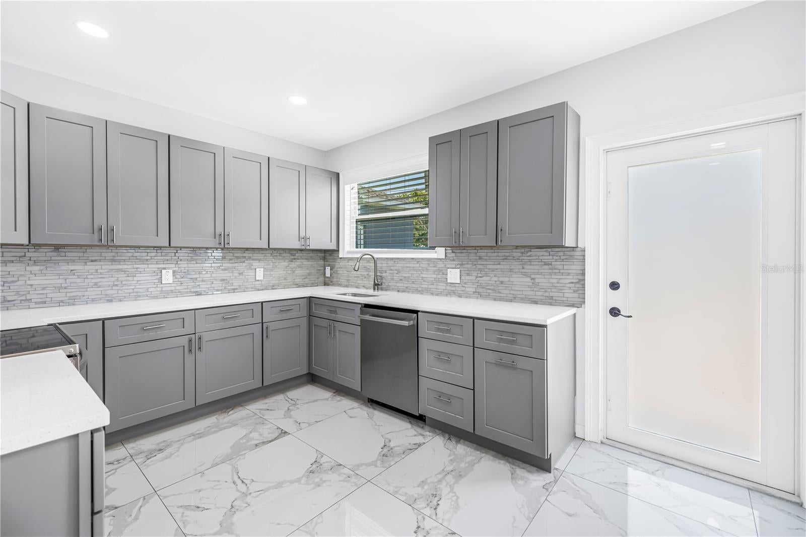 1827 16 St, Saint Petersburg, FL 33705 photo