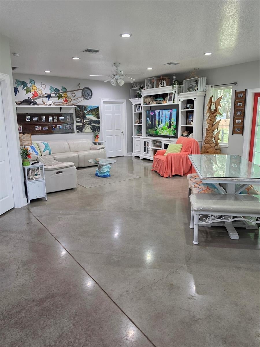 390 Henderson Ave, Seffner, FL 33584 photo