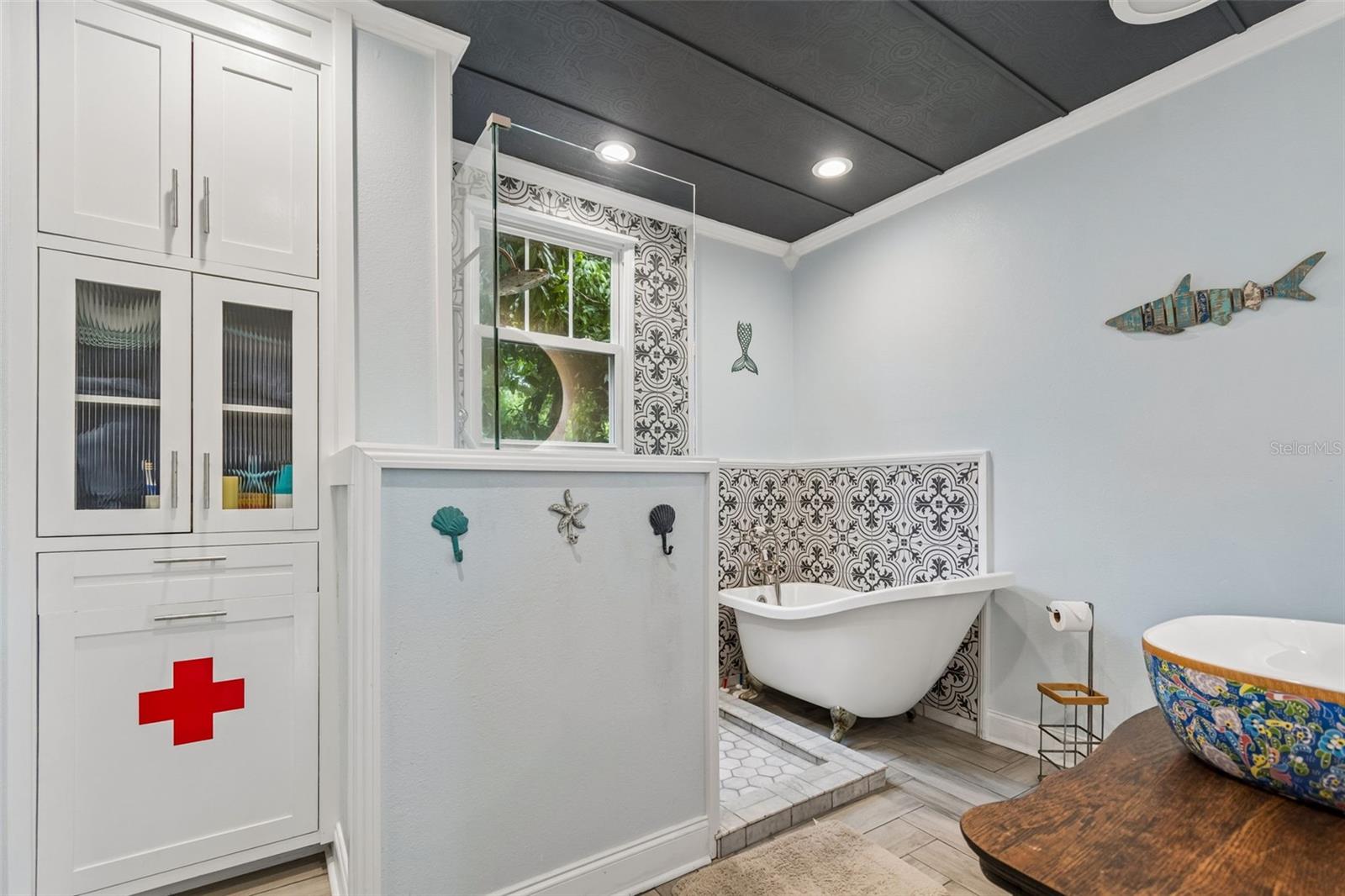 2518 Granada Cir, Saint Petersburg, FL 33712 photo