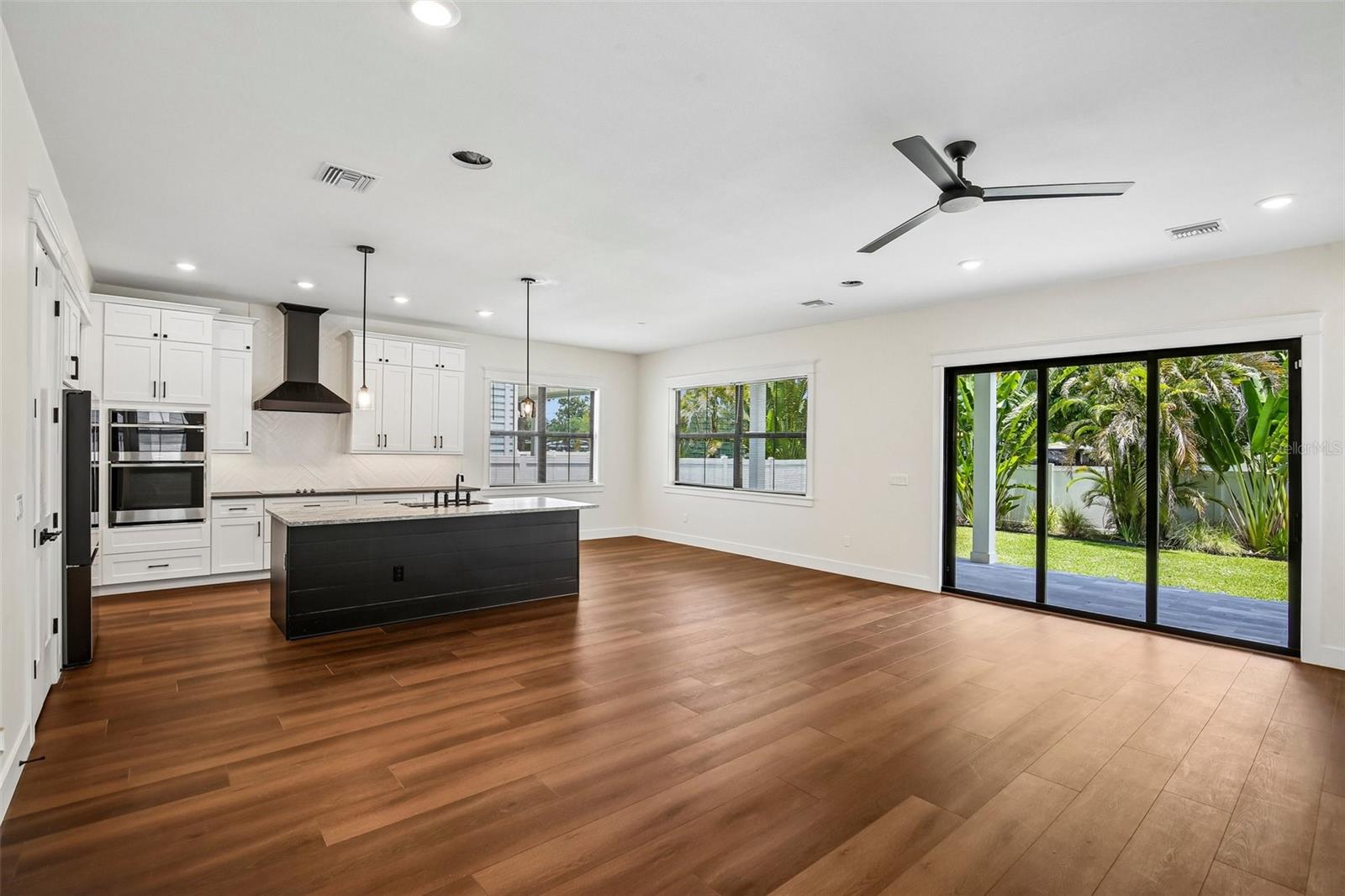 3819 71 St, Saint Petersburg, FL 33709 photo