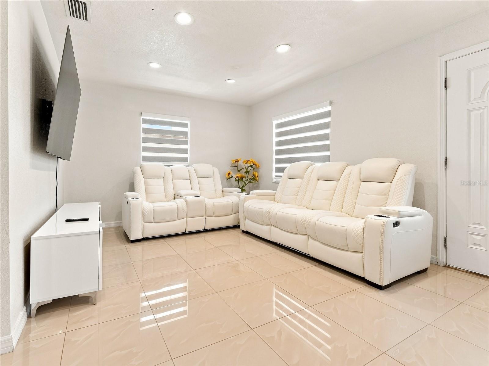 6529 La Mesa Cir, Tampa, FL 33634 photo