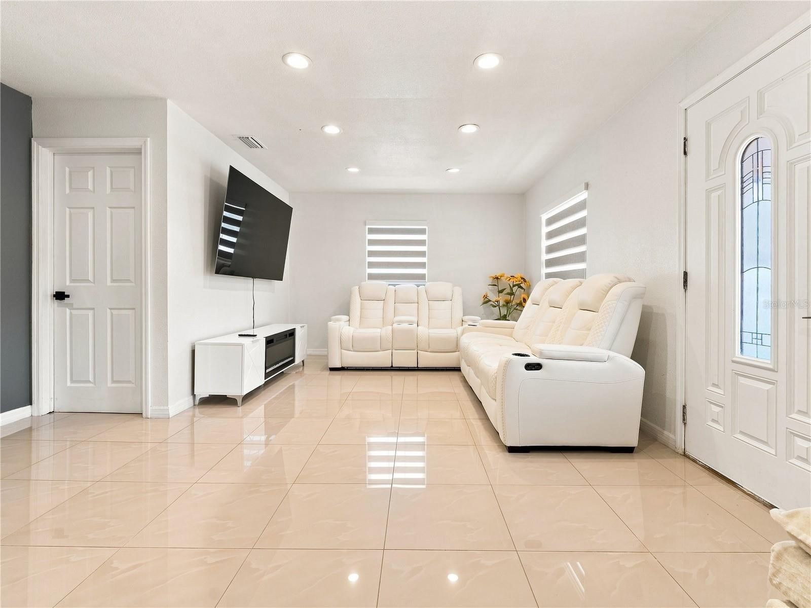 6529 La Mesa Cir, Tampa, FL 33634 photo
