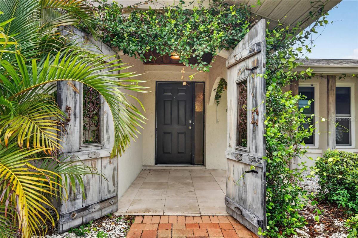 1221 E Lime St, Tarpon Springs, FL 34689 photo