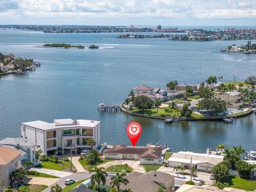 6505 Debbie Ln, Saint Petersburg, FL 33707