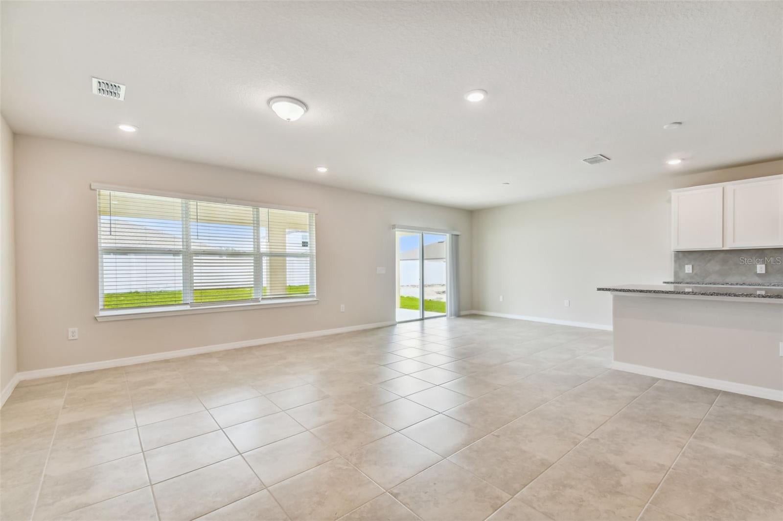 37385 Clinch Cir, Zephyrhills, FL 33540 photo