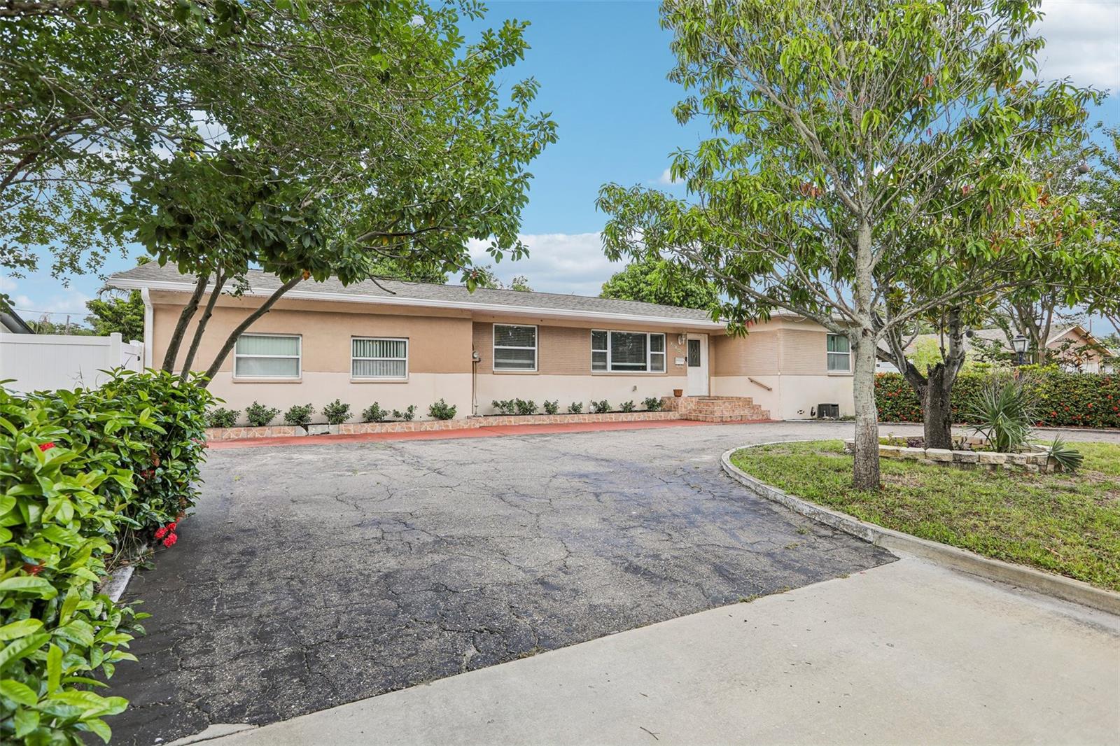 2709 49 St, Saint Petersburg, FL 33710 photo