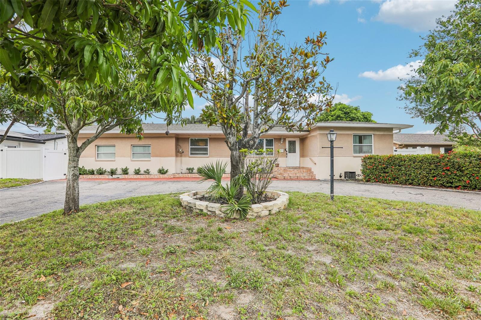 2709 49 St, Saint Petersburg, FL 33710 photo