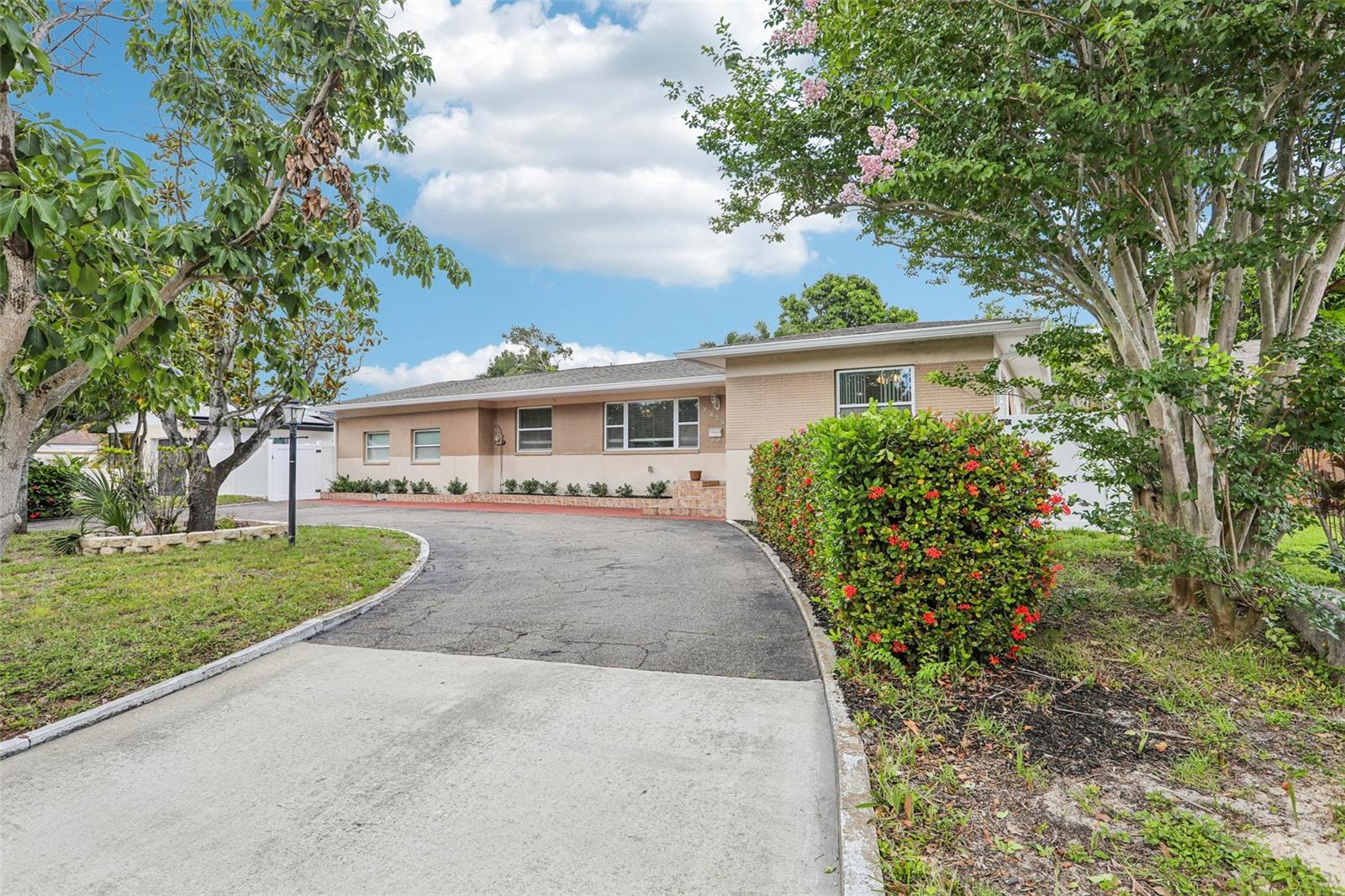 2709 49 St, Saint Petersburg, FL 33710