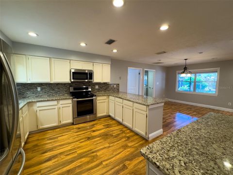 Single Family Residence in MELROSE FL 460 SE 4TH AVENUE 12.jpg