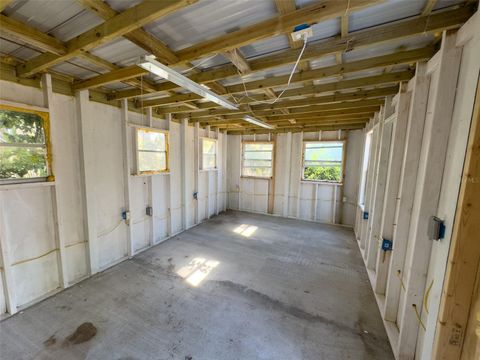 Single Family Residence in MELROSE FL 460 SE 4TH AVENUE 54.jpg
