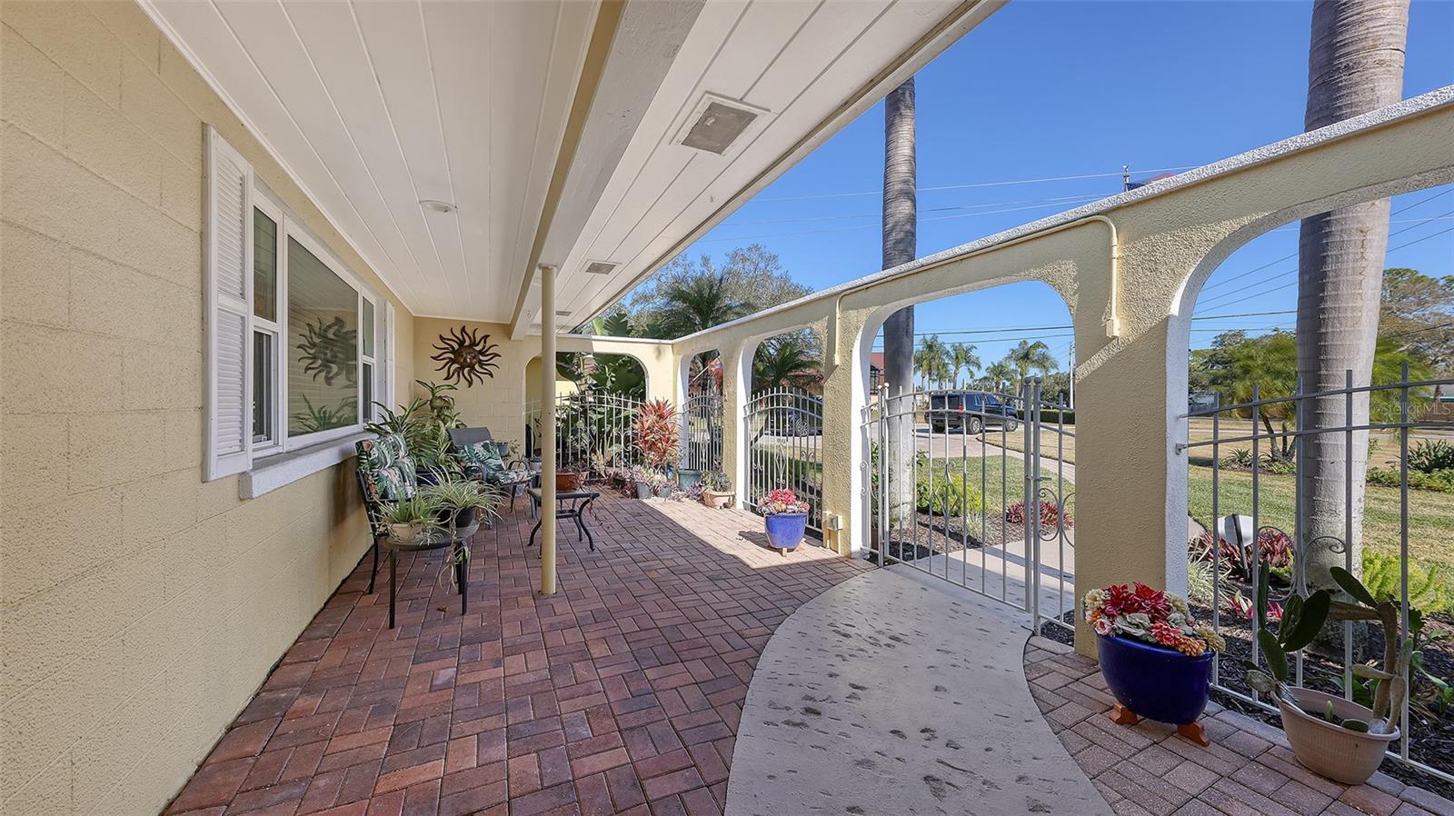 844 Magellan Dr, Sarasota, FL 34243 photo